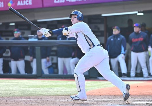 [OSEN=부산, 이석우 기자] 13일 부산 사직야구장에서 2025 신한 SOL 뱅크 KBO 리그 롯데 자이언츠와 NC 다이노스의 경기가 열렸다. 주말 3연전 동안 NC 다이노스가 창원NC파크 대신 사직야구장을 홈구장으로 사용한다. 홈팀 NC는 이용찬, 방문팀 롯데는 김진욱이 선발 출전했다.NC 다이노스 김형준이 7회말 2사 1루 좌월 2점 홈런을 치고 있다. 2025.04.13 / foto0307@osen.co.kr