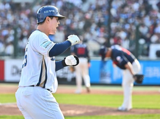 [OSEN=부산, 이석우 기자] 13일 부산 사직야구장에서 2025 신한 SOL 뱅크 KBO 리그 롯데 자이언츠와 NC 다이노스의 경기가 열렸다. 주말 3연전 동안 NC 다이노스가 창원NC파크 대신 사직야구장을 홈구장으로 사용한다. 홈팀 NC는 이용찬, 방문팀 롯데는 김진욱이 선발 출전했다.NC 다이노스 김형준이 7회말 2사 1루 좌월 2점 홈런을 치고 환호하고 있다. 2025.04.13 / foto0307@osen.co.kr