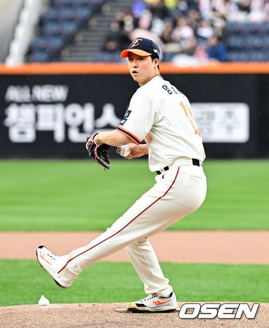 [OSEN=대전, 지형준 기자] 12일 오후 대전 한화생명볼파크에서 2025 신한 SOL Bank KBO리그 한화 이글스와 키움 히어로즈의 경기가 열렸다.이날 한화는 엄상백, 키움은 정현우를 선발로 내세웠다.1회초 한화 엄상백이 역투하고 있다. 2025.04.12 / jpnews@osen.co.kr