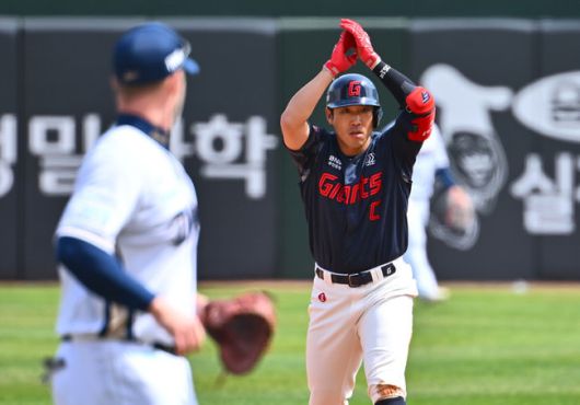 [OSEN=부산, 이석우 기자] 13일 부산 사직야구장에서 2025 신한 SOL 뱅크 KBO 리그 롯데 자이언츠와 NC 다이노스의 경기가 열렸다. 주말 3연전 동안 NC 다이노스가 창원NC파크 대신 사직야구장을 홈구장으로 사용한다. 홈팀 NC는 이용찬, 방문팀 롯데는 김진욱이 선발 출전했다.롯데 자이언츠 전준우가 1회초 2사 만루 좌중간 2타점 2루타를 치고 세리머니를 하고 있다. 2025.04.13 / foto0307@osen.co.kr