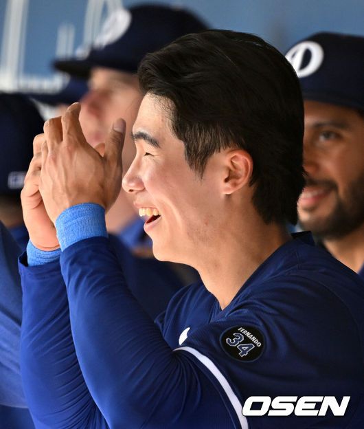 [OSEN=글렌데일(미국), 이대선 기자] '코리안 데이'였다.이정후(샌프란시스코 자이언츠)와 김혜성(LA 다저스)이 맞대결에서 나란히 맹활약했다. LA 다저스와 샌프란시스코 자이언츠는 2일(이하 한국시간) 미국 애리조나주 글렌데일의 캐멀백 랜치에서 2025 메이저리그 시범경기를 치렀다.이날 김혜성은 8번 유격수로,이정후는 3번 중견수로 각각 선발 출장했다. 이정후가 총알 2루타로 선제 타점을 올리자, 7푼 타율로 마음고생을 하던 김혜성은 시범경기 첫 홈런포를 터뜨렸다.5회말 1사에서 LA 다저스 김혜성이 좌월 솔로 홈런을 치고 더그아웃에서 미소 짓고 있다. 2025.03.02 / sunday@osen.co.kr