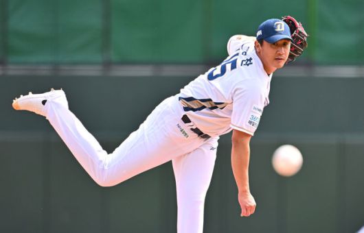 [OSEN=부산, 이석우 기자] 13일 부산 사직야구장에서 2025 신한 SOL 뱅크 KBO 리그 롯데 자이언츠와 NC 다이노스의 경기가 열렸다. 주말 3연전 동안 NC 다이노스가 창원NC파크 대신 사직야구장을 홈구장으로 사용한다. 홈팀 NC는 이용찬, 방문팀 롯데는 김진욱이 선발 출전했다.NC 다이노스 선발 투수 이용찬이 역투하고 있다. 2025.04.13 / foto0307@osen.co.kr