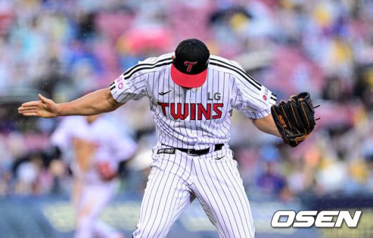 [OSEN=잠실, 조은정 기자]12일 오후 서울 송파구 잠실야구장에서 ‘2025 신한 SOL Bank KBO리그’ LG 트윈스와 두산 베어스의 경기가 열린다.홈팀 LG는 치리노스, 방문팀 두산은 김유성을 선발로 내세웠다.6회초 2사 만루 LG 치리노스가 두산 추재현을 삼진으로 돌려세우며 포효하고 있다. 2025.04.12 /cej@osen.co.kr