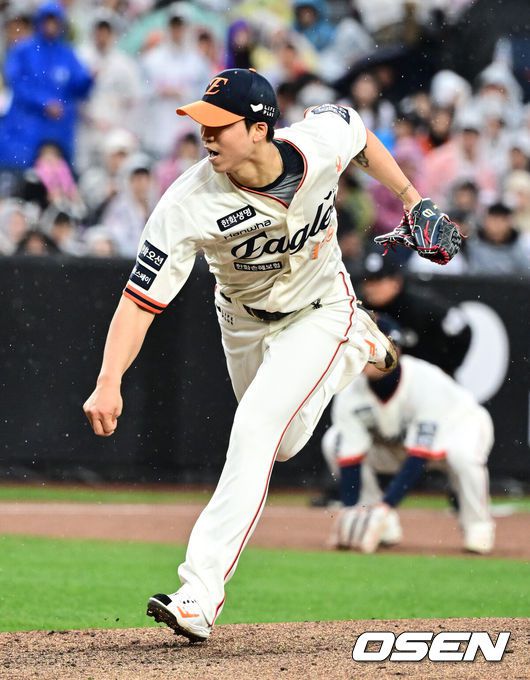 OSEN=대전, 지형준 기자] 12일 오후 대전 한화생명볼파크에서 2025 신한 SOL Bank KBO리그 한화 이글스와 키움 히어로즈의 경기가 열렸다.이날 한화는 엄상백, 키움은 정현우를 선발로 내세웠다.4회초 한화 엄상백이 역투하고 있다. 2025.04.12 / jpnews@osen.co.kr