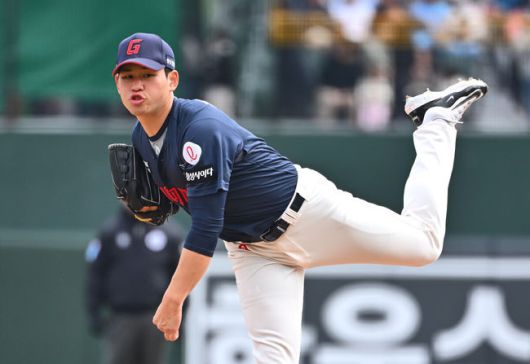 [OSEN=부산, 이석우 기자] 13일 부산 사직야구장에서 2025 신한 SOL 뱅크 KBO 리그 롯데 자이언츠와 NC 다이노스의 경기가 열렸다. 주말 3연전 동안 NC 다이노스가 창원NC파크 대신 사직야구장을 홈구장으로 사용한다. 홈팀 NC는 이용찬, 방문팀 롯데는 김진욱이 선발 출전했다.롯데 자이언츠 선발 투수 김진욱이 역투하고 있다. 2025.04.13 / foto0307@osen.co.kr