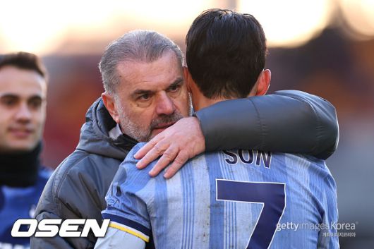 [사진] 엔지 포스테코글루 감독과 손흥민 ⓒGettyimages(무단전재 및 재배포 금지)