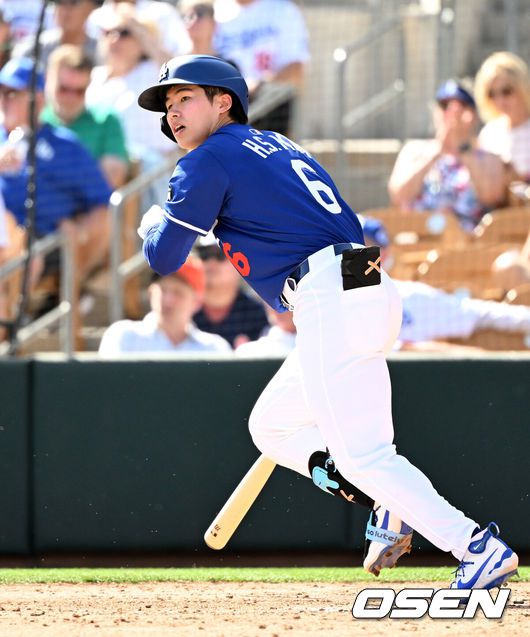 [OSEN=글렌데일(미국), 이대선 기자] '코리안 데이'였다.이정후(샌프란시스코 자이언츠)와 김혜성(LA 다저스)이 맞대결에서 나란히 맹활약했다. LA 다저스와 샌프란시스코 자이언츠는 2일(이하 한국시간) 미국 애리조나주 글렌데일의 캐멀백 랜치에서 2025 메이저리그 시범경기를 치렀다.이날 김혜성은 8번 유격수로,이정후는 3번 중견수로 각각 선발 출장했다. 이정후가 총알 2루타로 선제 타점을 올리자, 7푼 타율로 마음고생을 하던 김혜성은 시범경기 첫 홈런포를 터뜨렸다.5회말 1사에서 LA 다저스 김혜성이 좌월 솔로 홈런을 치고 있다. 2025.03.02 / sunday@osen.co.kr