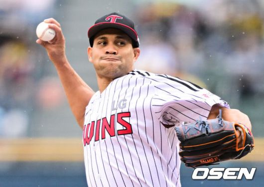 [OSEN=잠실, 조은정 기자]12일 오후 서울 송파구 잠실야구장에서 ‘2025 신한 SOL Bank KBO리그’ LG 트윈스와 두산 베어스의 경기가 열린다.홈팀 LG는 치리노스, 방문팀 두산은 김유성을 선발로 내세웠다.1회초 LG 선발 치리노스가 역투하고 있다. 2025.04.12 /cej@osen.co.kr