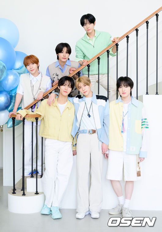 [OSEN=이대선 기자] 그룹 NCT WISH(엔시티 위시)가 10일 서울 용산구에 위치한 스튜디오에서 두 번째 미니앨범 ‘poppop’(팝팝) 발매 기념 라운드 인터뷰를 했다.NCT WISH두 번째 미니앨범‘poppop’은 동명의 타이틀곡‘poppop’을 포함한 총6곡으로 구성되어 있으며,처음 느끼는 사랑의 설렘부터 서툰 고백까지 첫사랑의 다채로운 감정을 청량하게 풀어냈다. 한편, NCT WISH두 번째 미니앨범‘poppop’은4월14일 오후6시 각종 음악 사이트에서 음원 공개되며,이날 음반으로도 발매된다.NCT WISH 멤버들이 포즈를 취하고 있다. 2025.04.10 /sunday@osen.co.kr