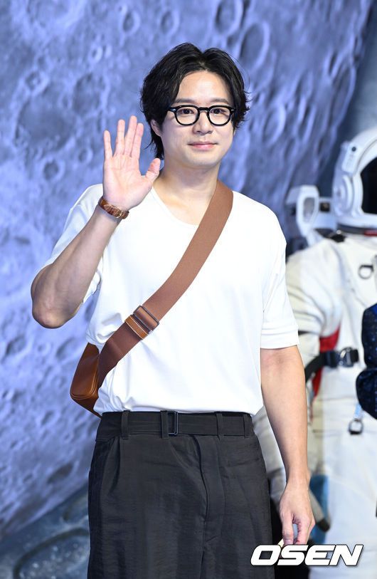 [OSEN=이대선 기자] 25일 오후 서울 영등포 타임스퀘어에서 영화 '더 문' 레드카펫 쇼케이스 및 VIP 시사회가 열렸다.배우 천정명이 포토타임을 가지고 있다. 2023.07.25 /sunday@osen.co.kr