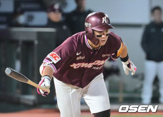 [OSEN=부산, 이석우 기자] 15일 부산 사직야구장에서 2025 신한 SOL 뱅크 KBO 리그 롯데 자이언츠와 키움 히어로즈의 경기가 열렸다. 홈팀 롯데는 나균안, 방문팀 키움은 로젠버그가 선발 출전했다.키움 히어로즈 최주환이 7회초 무사 1루 우익수 오른쪽 안타를 치고 있다. 2025.04.15 / foto0307@osen.co.kr