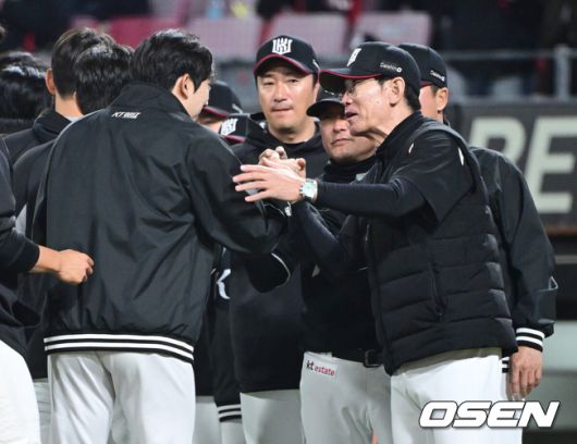 [OSEN=광주, 최규한 기자] KT 위즈가 KIA 타이거즈를 상대로 설욕에 성공했다. KT는 16일 광주-기아 챔피언스필드에서 열린 2025 신한은행 SOL bank KBO리그 KIA 타이거즈와의 경기에서 3-0으로 승리했다. 선발 오원석이 1피안타 무실점으로 호투했고 불펜도 득점을 허락하지 않았다. 강백호의 선제 솔로포와 배정대의 1타점 2루타가 터졌다. 전날 0-1 패배를 고스란히 돌려주며 시즌 10승(8패1무)을 따냈다.경기를 마치고 승리투수 KT 오원석과 이강철 감독이 인사를 나누고 있다. 2025.04.16 / dreamer@osen.co.kr