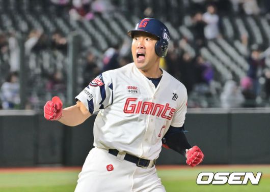 [OSEN=부산, 이석우 기자] 15일 부산 사직야구장에서 2025 신한 SOL 뱅크 KBO 리그 롯데 자이언츠와 키움 히어로즈의 경기가 열렸다. 홈팀 롯데는 나균안, 방문팀 키움은 로젠버그가 선발 출전했다.롯데 자이언츠 전준우가 8회말 1사 1루 좌월 역전 2점 홈런을 치고 포효하고 있다. 2025.04.15 / foto0307@osen.co.kr