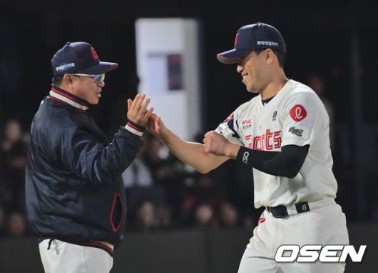 [OSEN=부산, 이석우 기자] 15일 부산 사직야구장에서 2025 신한 SOL 뱅크 KBO 리그 롯데 자이언츠와 키움 히어로즈의 경기가 열렸다. 홈팀 롯데는 나균안, 방문팀 키움은 로젠버그가 선발 출전했다.롯데 자이언츠 전준우가 8-6으로 짜릿한 역전승을 올리고 김태형 감독과 하이파이브를 하고 있다. 2025.04.15 / foto0307@osen.co.kr