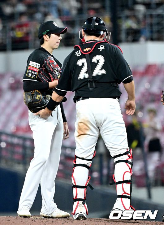 [OSEN=광주, 최규한 기자] 16일 오후 광주-기아 챔피언스필드에서 ‘2025 신한 SOL Bank KBO리그’ KIA 타이거즈와 KT 위즈의 경기가 열렸다.홈팀 KIA는 김도현, 방문팀 KT는 오원석을 선발투수로 내세웠다.6회말 2사 1, 3루 상황 KT 선발 오원석과 포수 장성우가 마운드에서 대화를 나누고 있다. 2025.04.16 / dreamer@osen.co.kr