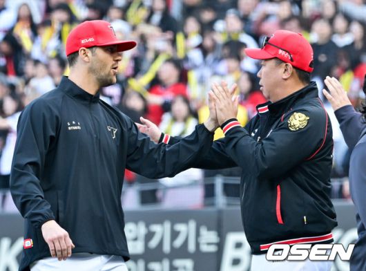 제임스 네일이 이범호 감독과 승리를 축하하고 있다./OSEN DB