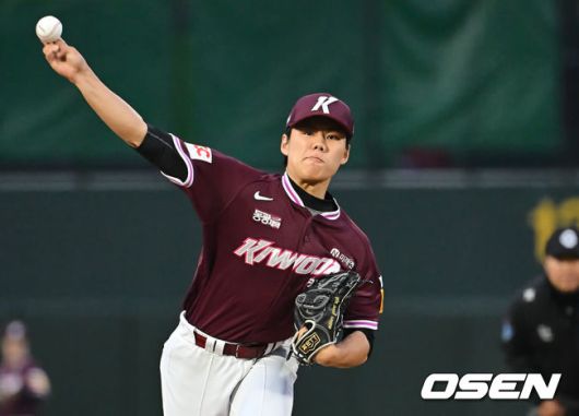 [OSEN=부산, 이석우 기자] 17일 부산 사직야구장에서 2025 신한 SOL 뱅크 KBO 리그 롯데 자이언츠와 키움 히어로즈의 경기가 열렸다. 홈팀 롯데는 박세웅, 방문팀 키움은 김윤하가 선발 출전했다.키움 히어로즈 선발 투수 김윤하가 역투하고 있다. 2025.04.17 / foto0307@osen.co.kr