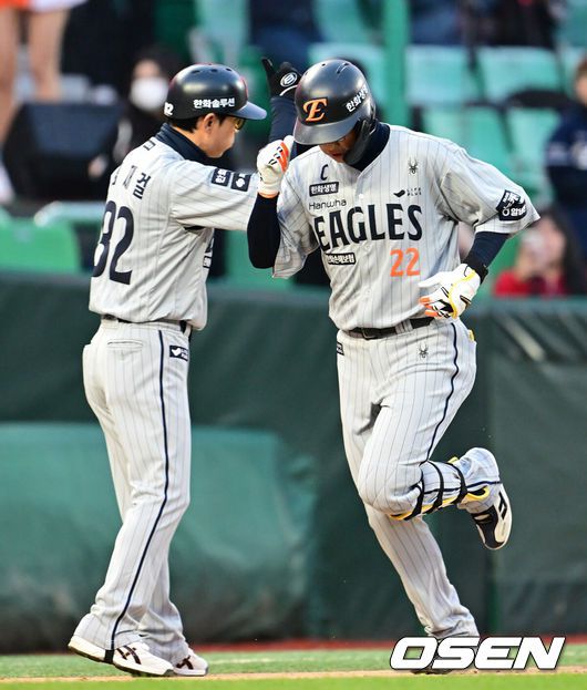 [OSEN=인천, 김성락 기자] 16일 오후 SSG 랜더스 필드에서 ‘2025 신한 SOL BANK KBO리그’ SSG 랜더스와 한화 이글스의 경기가 열렸다.이날 SSG는 김광현을, 한화는 와이스를 선발투수로 내세웠다. 2회초 2사 한화 채은성이 추격의 솔로 홈런을 날린 뒤 그라운드를 돌고 있다. 2025.04.16 / ksl0919@osen.co.kr