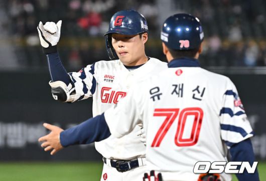 [OSEN=부산, 이석우 기자] 17일 부산 사직야구장에서 2025 신한 SOL 뱅크 KBO 리그 롯데 자이언츠와 키움 히어로즈의 경기가 열렸다. 홈팀 롯데는 박세웅, 방문팀 키움은 김윤하가 선발 출전했다.롯데 자이언츠 고승민이 2회말 1사 2루 좌중간 1타점 안타를 치고 세리머니를 하고 있다. 2025.04.17 / foto0307@osen.co.kr