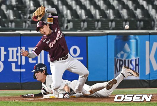 [OSEN=부산, 이석우 기자] 17일 부산 사직야구장에서 2025 신한 SOL 뱅크 KBO 리그 롯데 자이언츠와 키움 히어로즈의 경기가 열렸다. 홈팀 롯데는 박세웅, 방문팀 키움은 김윤하가 선발 출전했다.롯데 자이언츠 나승엽이 2회말 무사 2루 유강남의 3루수 땅볼때 송구 실책으로 3루에서 세이프되고 있다. 2025.04.17 / foto0307@osen.co.kr
