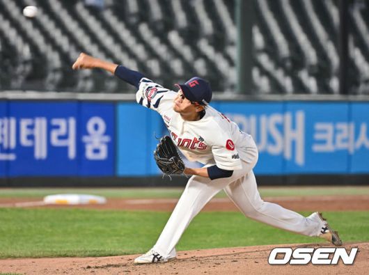 [OSEN=부산, 이석우 기자] 17일 부산 사직야구장에서 2025 신한 SOL 뱅크 KBO 리그 롯데 자이언츠와 키움 히어로즈의 경기가 열렸다. 홈팀 롯데는 박세웅, 방문팀 키움은 김윤하가 선발 출전했다.롯데 자이언츠 선발 투수 박세웅이 역투하고 있다. 2025.04.17 / foto0307@osen.co.kr