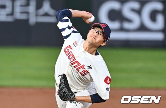 [OSEN=부산, 이석우 기자] 17일 부산 사직야구장에서 2025 신한 SOL 뱅크 KBO 리그 롯데 자이언츠와 키움 히어로즈의 경기가 열렸다. 홈팀 롯데는 박세웅, 방문팀 키움은 김윤하가 선발 출전했다.롯데 자이언츠 선발 투수 박세웅이 역투하고 있다. 2025.04.17 / foto0307@osen.co.kr