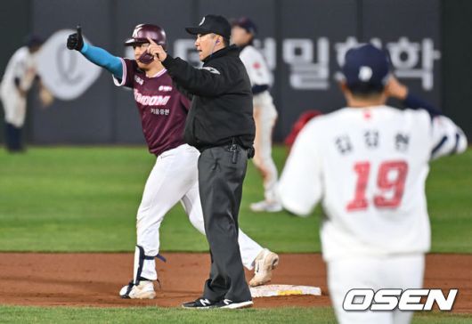 [OSEN=부산, 이석우 기자] 17일 부산 사직야구장에서 2025 신한 SOL 뱅크 KBO 리그 롯데 자이언츠와 키움 히어로즈의 경기가 열렸다. 홈팀 롯데는 박세웅, 방문팀 키움은 김윤하가 선발 출전했다.키움 히어로즈 김동헌이 8회초 1사 3루 좌중간 1타점 2루타를 치고 세리머니를 하고 있다. 2025.04.17 / foto0307@osen.co.kr