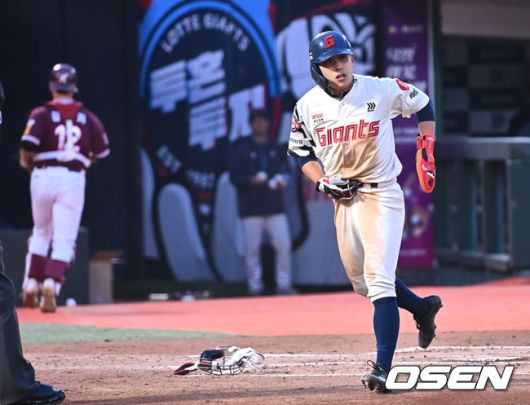 [OSEN=부산, 이석우 기자] 16일 부산 사직야구장에서 2025 신한 SOL 뱅크 KBO 리그 롯데 자이언츠와 키움 히어로즈의 경기가 열렸다. 홈팀 롯데는 반즈, 방문팀 키움은 하영민이 선발 출전했다.롯데 자이언츠 황성빈이 1회말 2사 1,3루 1루 송구 실책을 틈타 홈 도루를 성공하고 있다. 2025.04.16 / foto0307@osen.co.kr