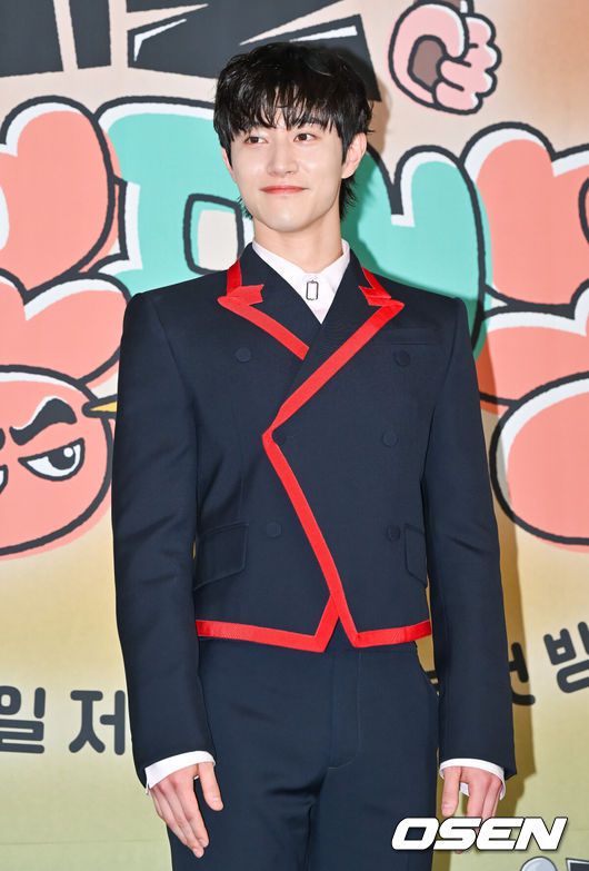 [OSEN=박준형 기자]  17일 오후 서울 상암동 스탠포드 호텔에서 JTBC 새 예능 ‘대결! 팽봉팽봉’ 제작발표회가 진행됐다.'대결! 팽봉팽동'은 요식업에 사활을 건 대표 코미디언 이봉원과 팽현숙이 해외의 작은 섬에 나란히 두 개의 식당을 내고 영업 대결을 펼치는 리얼리티 예능 프로그램으로 이날 행사에는 이진주 PD, 신혜원 PD, 최양락, 이봉원, 팽현숙, 이은지, 유승호, 곽동연이 참석했다.  배우 곽동연이 포즈를 취하고 있다.   2025.04.17 / soul1014@osen.co.kr