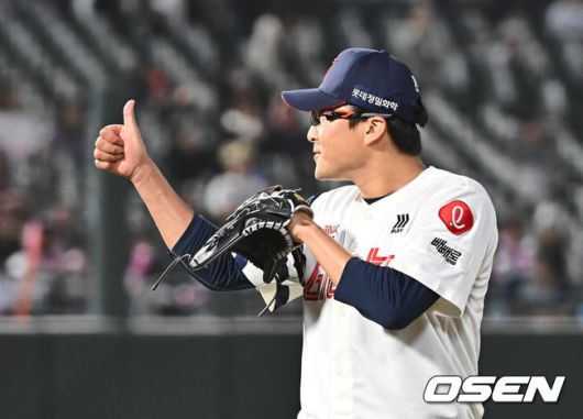 [OSEN=부산, 이석우 기자] 17일 부산 사직야구장에서 2025 신한 SOL 뱅크 KBO 리그 롯데 자이언츠와 키움 히어로즈의 경기가 열렸다. 홈팀 롯데는 박세웅, 방문팀 키움은 김윤하가 선발 출전했다.롯데 자이언츠 선발 투수 박세웅이 3회초 2사 2,3루 키움 히어로즈 카디네스를 유격수 앞 땅볼로 잡고 유강남에게 엄지척을 하고 있다. 2025.04.17 / foto0307@osen.co.kr