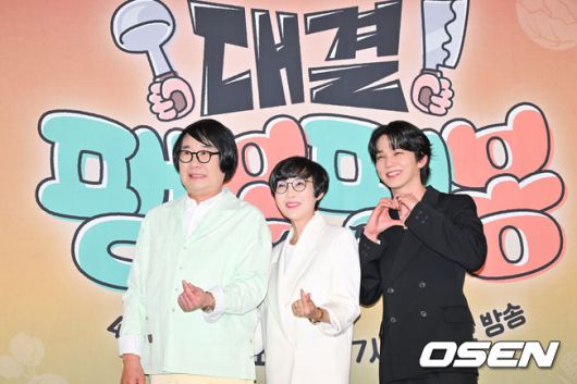 [OSEN=박준형 기자]  17일 오후 서울 상암동 스탠포드 호텔에서 JTBC 새 예능 ‘대결! 팽봉팽봉’ 제작발표회가 진행됐다.'대결! 팽봉팽동'은 요식업에 사활을 건 대표 코미디언 이봉원과 팽현숙이 해외의 작은 섬에 나란히 두 개의 식당을 내고 영업 대결을 펼치는 리얼리티 예능 프로그램으로 이날 행사에는 이진주 PD, 신혜원 PD, 최양락, 이봉원, 팽현숙, 이은지, 유승호, 곽동연이 참석했다.  최양락과 팽현숙, 유승호가 포즈를 취하고 있다.   2025.04.17 / soul1014@osen.co.kr