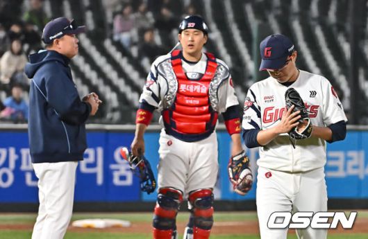 [OSEN=부산, 이석우 기자] 17일 부산 사직야구장에서 2025 신한 SOL 뱅크 KBO 리그 롯데 자이언츠와 키움 히어로즈의 경기가 열렸다. 홈팀 롯데는 박세웅, 방문팀 키움은 김윤하가 선발 출전했다.롯데 자이언츠 선발 투수 박세웅이 7회초 2사 1,2루 이닝을 마무리하지 못하고 교체되며 아쉬워하고 있다. 2025.04.17 / foto0307@osen.co.kr
