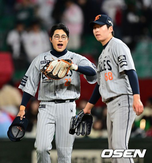 [OSEN=인천, 김성락 기자] 프로야구 한화 이글스가 3연승을 질주하며 주중 3연전 위닝시리즈를 확보했다.한화는 16일 인천 SSG랜더스필드에서 열린 ‘2025 신한은행 SOL Bank KBO리그’ SSG 랜더스와의 경기에서 10-4로 승리하고 3연승을 내달렸다. 주중 3연전 첫 2경기를 모두 잡아내며 위닝시리즈도 확보했다.승리가 확정된 순간 한화 채은성, 조동욱이 기쁨을 나누고 있다. 2025.04.16 / ksl0919@osen.co.kr