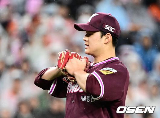 OSEN=대전, 지형준 기자] 12일 오후 대전 한화생명볼파크에서 2025 신한 SOL Bank KBO리그 한화 이글스와 키움 히어로즈의 경기가 열렸다.이날 한화는 엄상백, 키움은 정현우를 선발로 내세웠다.4회말 2사 1,2루에서 키움 정현우가 투구를 준비하고 있다. 2025.04.12 / jpnews@osen.co.kr