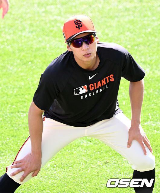[OSEN=스코츠데일(미국), 이대선 기자] 1일(한국시간) 미국 애리조나주 스코츠데일 스타디움에서 2025 메이저리그 샌프란시스코 자이언츠의 스프링트레이닝이 진행됐다.8개월 가량 재활을 마친 샌프란시스코 자이언츠 이정후는 이제 메이저리그 데뷔 2년차 시즌을 준비한다. 샌프란시스코 자이언츠 이정후가 몸을 풀고 있다. 2025.03.01 / sunday@osen.co.kr