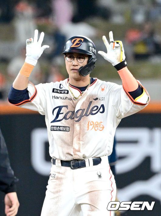 [OSEN=대전, 최규한 기자] 18일 오후 대전 한화생명 볼파크에서 ‘2025 신한 SOL Bank KBO리그’ 한화 이글스와 NC 다이노스의 경기가 열렸다.홈팀 한화는 엄상백, 방문팀 NC는 로건 앨런을 선발로 내세웠다.2회말 2사 1루 상황 한화 채은성이 달아나는 왼쪽 1타점 2루타를 날리고 2루에 안착해 기뻐하고 있다. 2025.04.18 / dreamer@osen.co.kr