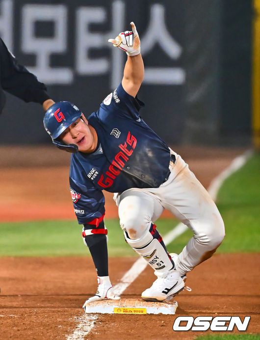 [OSEN=부산, 이석우 기자] 11일 부산 사직야구장에서 2025 신한 SOL 뱅크 KBO 리그 롯데 자이언츠와 NC 다이노스의 경기가 열린다. 주말 3연전 동안 NC 다이노스가 창원NC파크 대신 사직야구장을 홈구장으로 사용한다. 홈팀 NC는 김태경, 방문팀 롯데는 박세웅이 선발 출전 했다.롯데 자이언츠 나승엽이 9회초 무사 1루 1타점 우익수 오른쪽 3루타를 치고 세리머니를 하고 있다. 2025.04.11 / foto0307@osen.co.kr