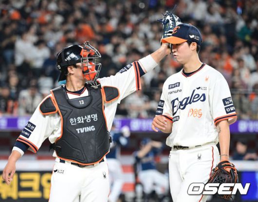 [OSEN=대전, 최규한 기자] 18일 오후 대전 한화생명 볼파크에서 ‘2025 신한 SOL Bank KBO리그’ 한화 이글스와 NC 다이노스의 경기가 열렸다.홈팀 한화는 엄상백, 방문팀 NC는 로건 앨런을 선발로 내세웠다.3회초 NC 공격을 막아낸 한화 선발 엄상백과 포수 최재훈이 더그아웃으로 향하며 대화를 나누고 있다. 2025.04.18 / dreamer@osen.co.kr