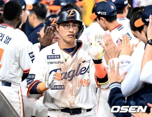 [OSEN=대전, 최규한 기자] 18일 오후 대전 한화생명 볼파크에서 ‘2025 신한 SOL Bank KBO리그’ 한화 이글스와 NC 다이노스의 경기가 열렸다.홈팀 한화는 엄상백, 방문팀 NC는 로건 앨런을 선발로 내세웠다.7회말 2사 1루 상황 한화 채은성이 달아나는 좌월 투런포를 날리고 홈을 밟은 뒤 더그아웃 동료들과 인사를 나누고 있다. 2025.04.18 / dreamer@osen.co.kr