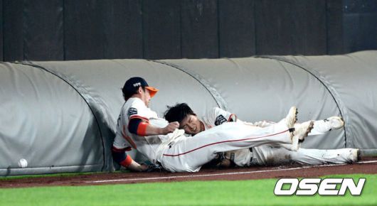 [OSEN=대전, 최규한 기자] 18일 오후 대전 한화생명 볼파크에서 ‘2025 신한 SOL Bank KBO리그’ 한화 이글스와 NC 다이노스의 경기가 열렸다.홈팀 한화는 엄상백, 방문팀 NC는 로건 앨런을 선발로 내세웠다.7회초 2사 주자없는 상황 NC 손아섭의 2루타 때 타구를 쫓던 한화 유격수 하주석과 좌익수 최인호가 충돌하고 있다. 2025.04.18 / dreamer@osen.co.kr