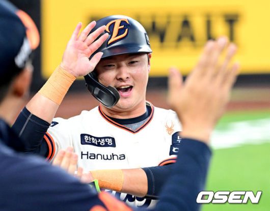 [OSEN=대전, 최규한 기자] 18일 오후 대전 한화생명 볼파크에서 ‘2025 신한 SOL Bank KBO리그’ 한화 이글스와 NC 다이노스의 경기가 열렸다.홈팀 한화는 엄상백, 방문팀 NC는 로건 앨런을 선발로 내세웠다.1회말 2사 1, 3루 상황 한화 하주석의 달아나는 1타점 2루타 때 홈을 밟은 이도윤이 더그아웃 동료들과 인사를 나누고 있다. 2025.04.18 / dreamer@osen.co.kr