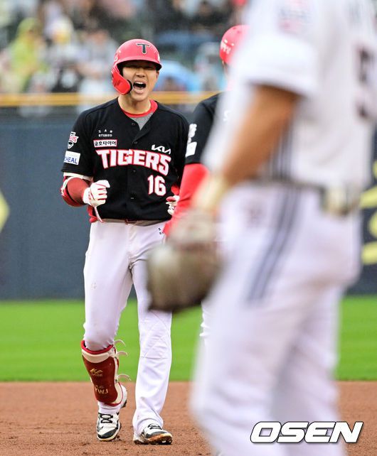 [OSEN=잠실, 지형준 기자] 19일 오후 서울 잠실구장에서 2025 신한 SOL뱅크 KBO리그 두산 베어스와 KIA 타이거즈의 경기가 열렸다.이날 두산은 최원준, KIA는 아담 올러를 선발로 내세웠다.6회초 2사 2,3루에서 KIA 최원준이 2타점 적시타를 날리며 기뻐하고 있다. 2025.04.19 / jpnews@osen.co.kr