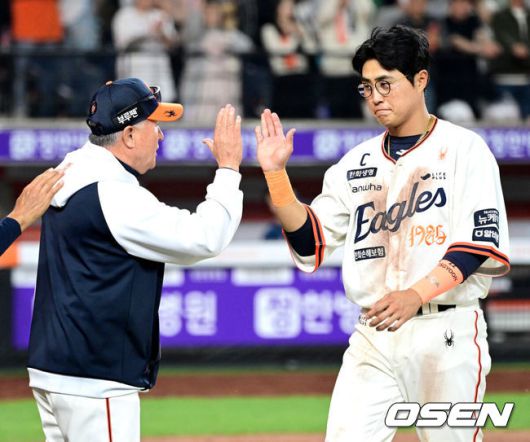 [OSEN=대전, 최규한 기자] 프로야구 한화 이글스가 5경기 연속 선발승으로 5연승을 질주했다. 홈런 2개 포함 장단 14안타 12득점으로 타선도 폭발했다.한화는 18일 대전 한화생명볼파크에서 열린 2025 신한 SOL Bank KBO리그 NC 다이노스와의 홈경기를 12-4로 승리했다.선발투수 엄상백이 5이닝 4실점으로 이적 첫 승을 신고했고, 타선이 1회부터 5득점 빅이닝을 몰아치며 NC 1선발 로건 앨런을 무너뜨렸다. 채은성이 7회말 시즌 2호 쐐기 투런 홈런 포함 4타수 4안타 5타점, 이도윤이 5타수 3안타 4타점으로 맹타를 휘둘렀다.경기를 마치고 승리한 한화 김경문 감독과 채은성이 인사를 나누고 있다. 2025.04.18 / dreamer@osen.co.kr