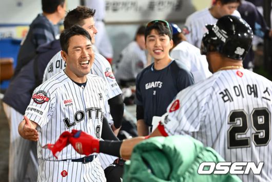 [OSEN=대구, 이석우 기자] 18일 대구삼성라이온즈파크에서 2025 신한 SOL 뱅크 KBO 리그 삼성 라이온즈와 롯데 자이언츠의 경기가 열렸다. 홈팀 삼성은 이승현이, 방문팀 롯데는 데이비슨이 선발 출전했다. 롯데 자이언츠 레이예스가 5회초 2사 2루 좌월 2점 홈런을 치고 전준우의 축하를 받고 있다. 2025.04.18 / foto0307@osen.co.kr