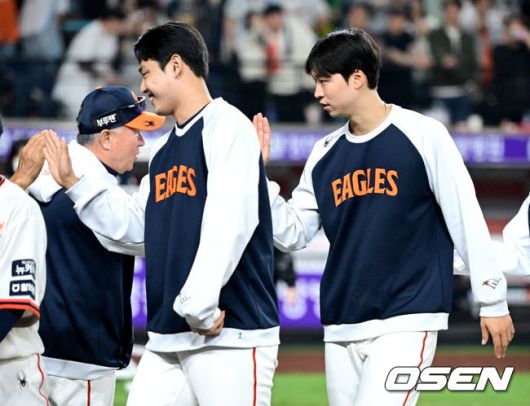 [OSEN=대전, 최규한 기자] 프로야구 한화 이글스가 5경기 연속 선발승으로 5연승을 질주했다. 홈런 2개 포함 장단 14안타 12득점으로 타선도 폭발했다.한화는 18일 대전 한화생명볼파크에서 열린 2025 신한 SOL Bank KBO리그 NC 다이노스와의 홈경기를 12-4로 승리했다.선발투수 엄상백이 5이닝 4실점으로 이적 첫 승을 신고했고, 타선이 1회부터 5득점 빅이닝을 몰아치며 NC 1선발 로건 앨런을 무너뜨렸다. 채은성이 7회말 시즌 2호 쐐기 투런 홈런 포함 4타수 4안타 5타점, 이도윤이 5타수 3안타 4타점으로 맹타를 휘둘렀다.경기를 마치고 승리투수 한화 엄상백과 김경문 감독이 인사를 나누고 있다. 2025.04.18 / dreamer@osen.co.kr