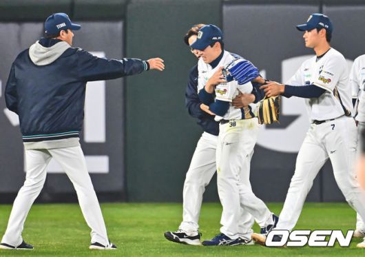 [OSEN=부산, 이석우 기자] 11일 부산 사직야구장에서 2025 신한 SOL 뱅크 KBO 리그 롯데 자이언츠와 NC 다이노스의 경기가 열린다. 주말 3연전 동안 NC 다이노스가 창원NC파크 대신 사직야구장을 홈구장으로 사용한다. 홈팀 NC는 김태경, 방문팀 롯데는 박세웅이 선발 출전 했다.NC 다이노스 김성욱이 3회초 롯데 자이언츠 정훈의 타구를 몸을 날려 잡다 어깨 부상으로 교체되고 있다. 2025.04.11 / foto0307@osen.co.kr