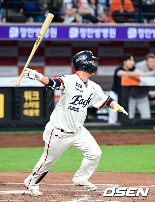 [OSEN=대전, 최규한 기자] 18일 오후 대전 한화생명 볼파크에서 ‘2025 신한 SOL Bank KBO리그’ 한화 이글스와 NC 다이노스의 경기가 열렸다.홈팀 한화는 엄상백, 방문팀 NC는 로건 앨런을 선발로 내세웠다.1회말 2사 만루 상황 한화 이도윤이 달아나는 2타점 적시타를 날리고 있다. 2025.04.18 / dreamer@osen.co.kr