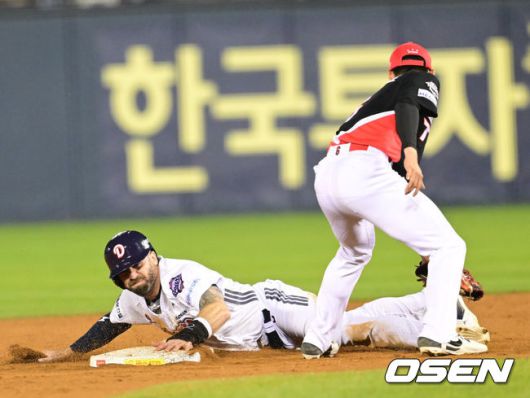 [OSEN=잠실, 김성락 기자] 18일 오후 서울 잠실야구장에서 2025 신한 SOL Bank KBO리그 두산 베어스와 KIA 타이거즈의 경기가 열린다.이날 두산은 콜어빈, KIA는 윤영철을 선발로 예고했다.7회말 무사 1루 두산 양의지의 타석 때 1루주자 케이브가 2루 도루성공하고 있다. 2025.04.18 /