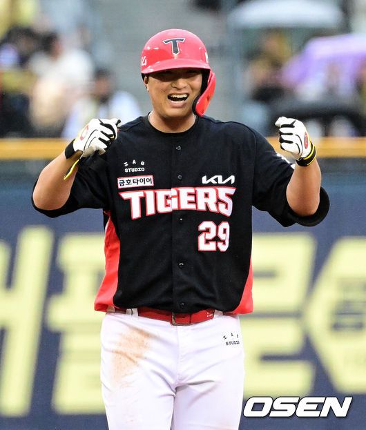 [OSEN=잠실, 지형준 기자] 19일 오후 서울 잠실구장에서 2025 신한 SOL뱅크 KBO리그 두산 베어스와 KIA 타이거즈의 경기가 열렸다.이날 두산은 최원준, KIA는 아담 올러를 선발로 내세웠다.4회초 2사 1루에서 KIA 변우혁이 역전 1타점 적시 2루타를 날리며 기뻐하고 있다. 2025.04.19 / jpnews@osen.co.kr