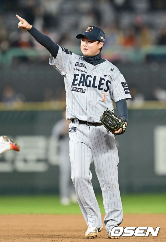 [OSEN=인천, 김성락 기자] 17일 오후 SSG 랜더스 필드에서 ‘2025 신한 SOL BANK KBO리그’ SSG 랜더스와 한화 이글스의 경기가 열렸다.이날 SSG는 미치 화이트를, 한화는 류현진을 선발투수로 내세웠다. 7회말 무사 1루 SSG 최지훈의 2루 도루 때 한화 유격수 이도윤이 1루주자 최지훈을 태그아웃 시킨 뒤 기뻐하고 있다. 2025.04.17 / ksl0919@osen.co.kr